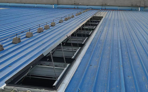 某城市大型商业综合体中庭临夏排烟窗工程